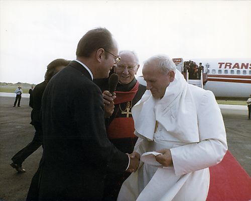 Thornburgh greets Pope John Paul II in Philadelphia