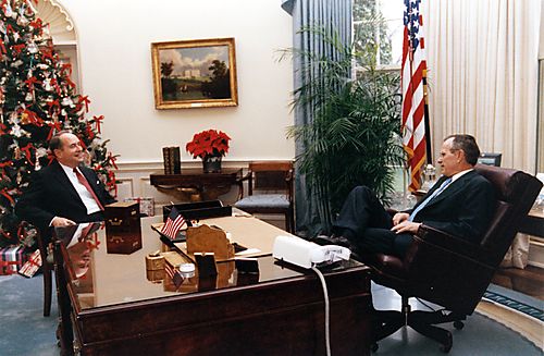 Thornburgh in conversation with President Bush in Oval Office at Christmas time