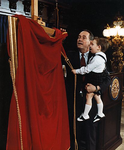 Thornburgh and grandson Richard Thornburgh unveiling Thornburgh's gubernatorial portrait, Harrisburg