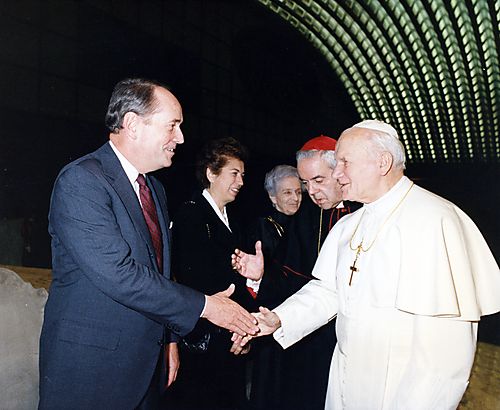 Dick Thornburgh shaking hands with Pope John Paul II at the Vatican