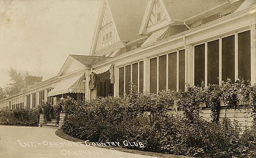 Entrance to the Oakmont Country Club