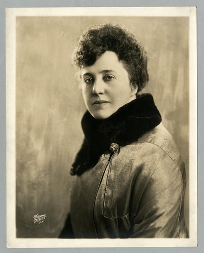 Mary Roberts Rinehart portrait: "When I went to the war - 1915"