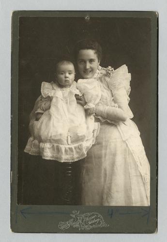 Rinehart family portraits - Mary Roberts Rinehart with young sons