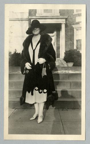 Mary Roberts Rinehart outside her Washington, D.C. house