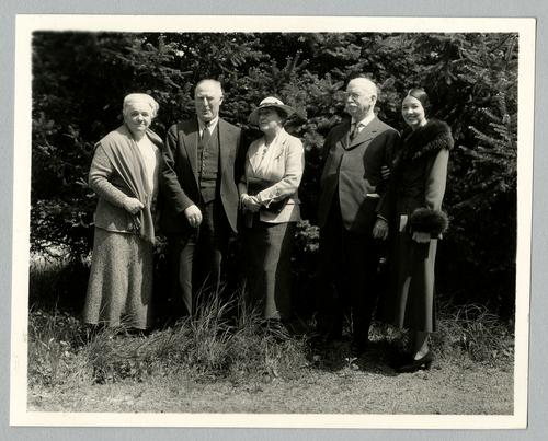 Mary Roberts Rinehart with unidentified individuals