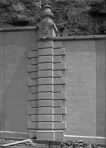 Bigelow Boulevard Wall