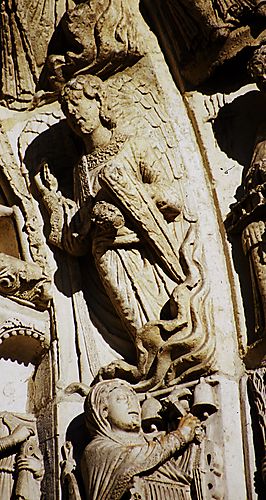 Archivolts-right: Angel