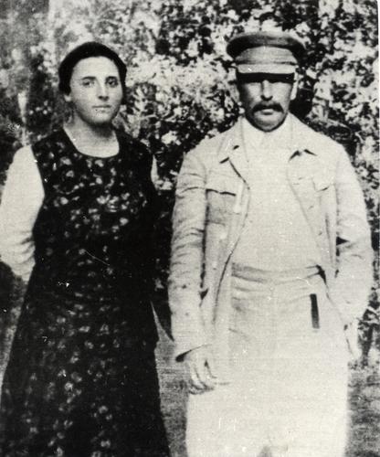 [Iosif V. Stalin with wife Nadezhda S. Allilueva]