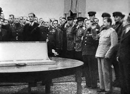 [Stalin receives a gift from the King of England]