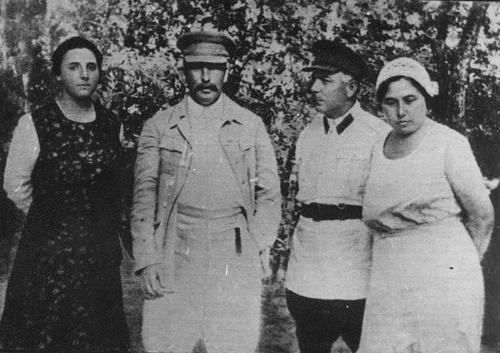 [Stalin, Nadezhda Allilueva, K. Voroshilov and his wife Ekaterina Voroshilova at the Zubalovo dacha in 1932]