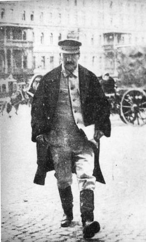 [Stalin on his way to Bol'shoi Theater for a meeting]